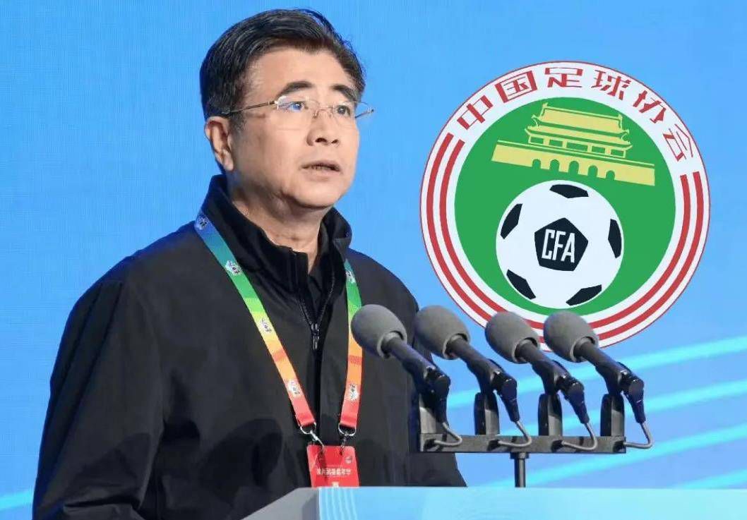 于是，他便强忍住愤怒，也不说话，就和众人一起，跟随孙有才，一路来到楼上的一间黄金包厢。